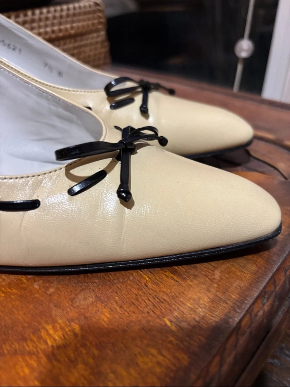 Stuart Weitzman Vintage Cream Pointed-Toe Kitten Heels with Black Trim and Bow - Picture 9 of 10